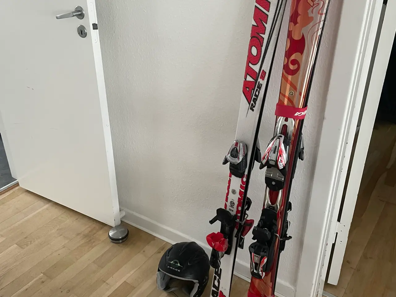 Billede 1 - Ski, skistøvler, stave, hjelme.