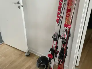 Ski, skistøvler, stave, hjelme.