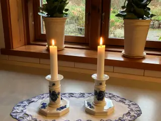 Blå Blomst kantet, 2 lysestager sælges samlet.