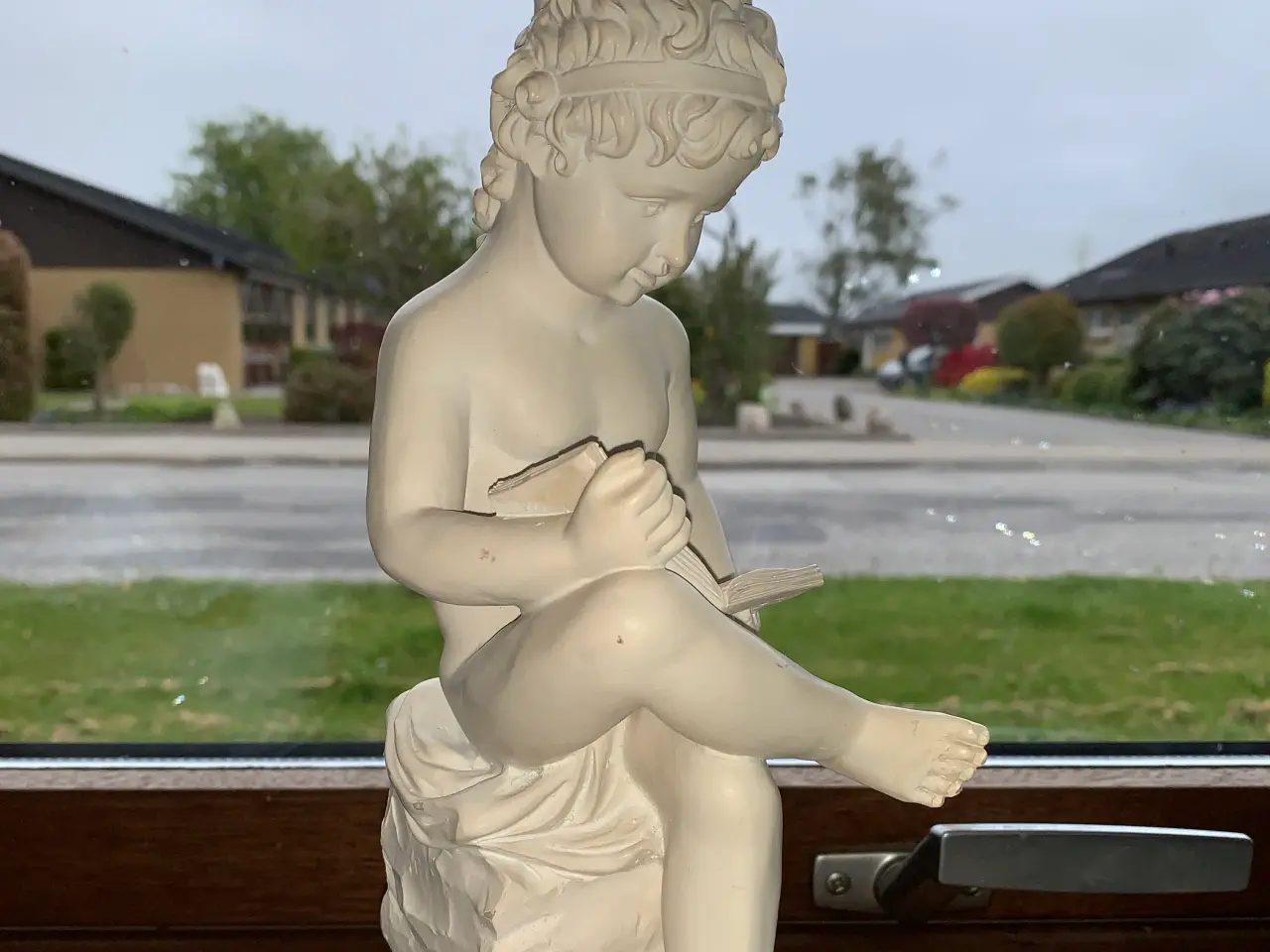 Billede 1 - Læsende dreng. Antik. 28 cm høj
