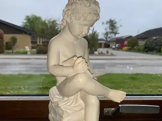 Læsende dreng. Antik. 28 cm høj
