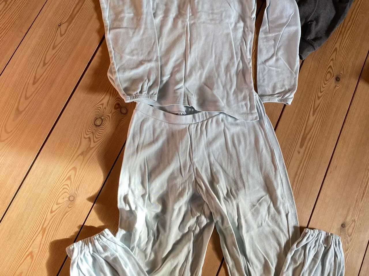 Billede 3 - Hyggebukser x 3 samt pyjama str XS /16 å