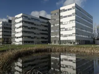 Moderne flerbrugerejendom med lyse og indbydende kontorlejemål i varierende størrelser