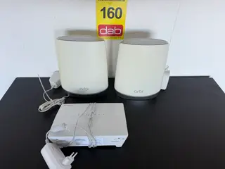 Orbi RBR750-router, Orbi RBS750-satellit samt Tilgin-router MOMSFRI