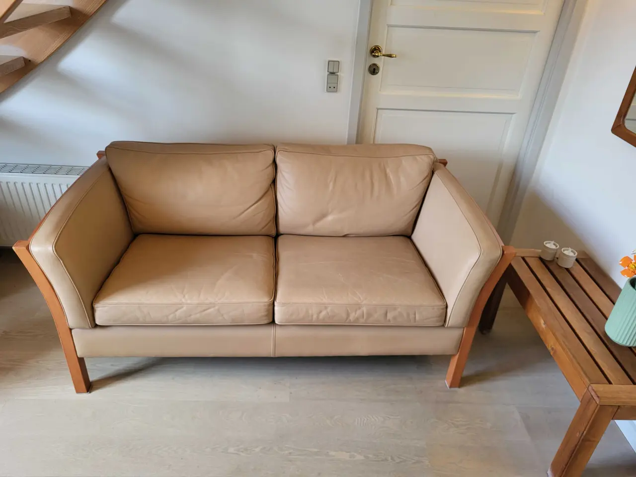 Billede 5 - Brun lædersofa i træramme