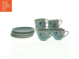 Kaffekopper med underkopper med blomstermotiv, blå kornblomst, Demeter fra Bing Og Grøndahl (str. Diameter 13,5 cm h 7 cm)