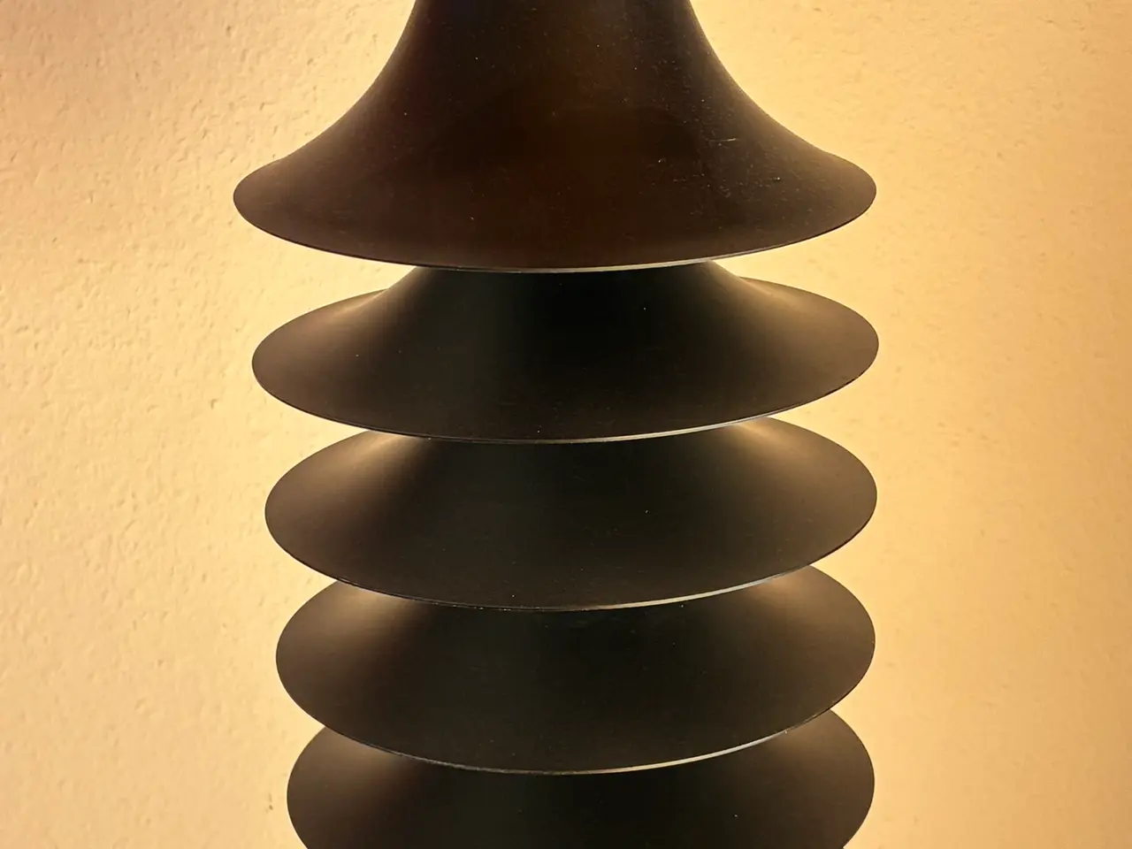 Billede 1 - Sort lampe med lysrør