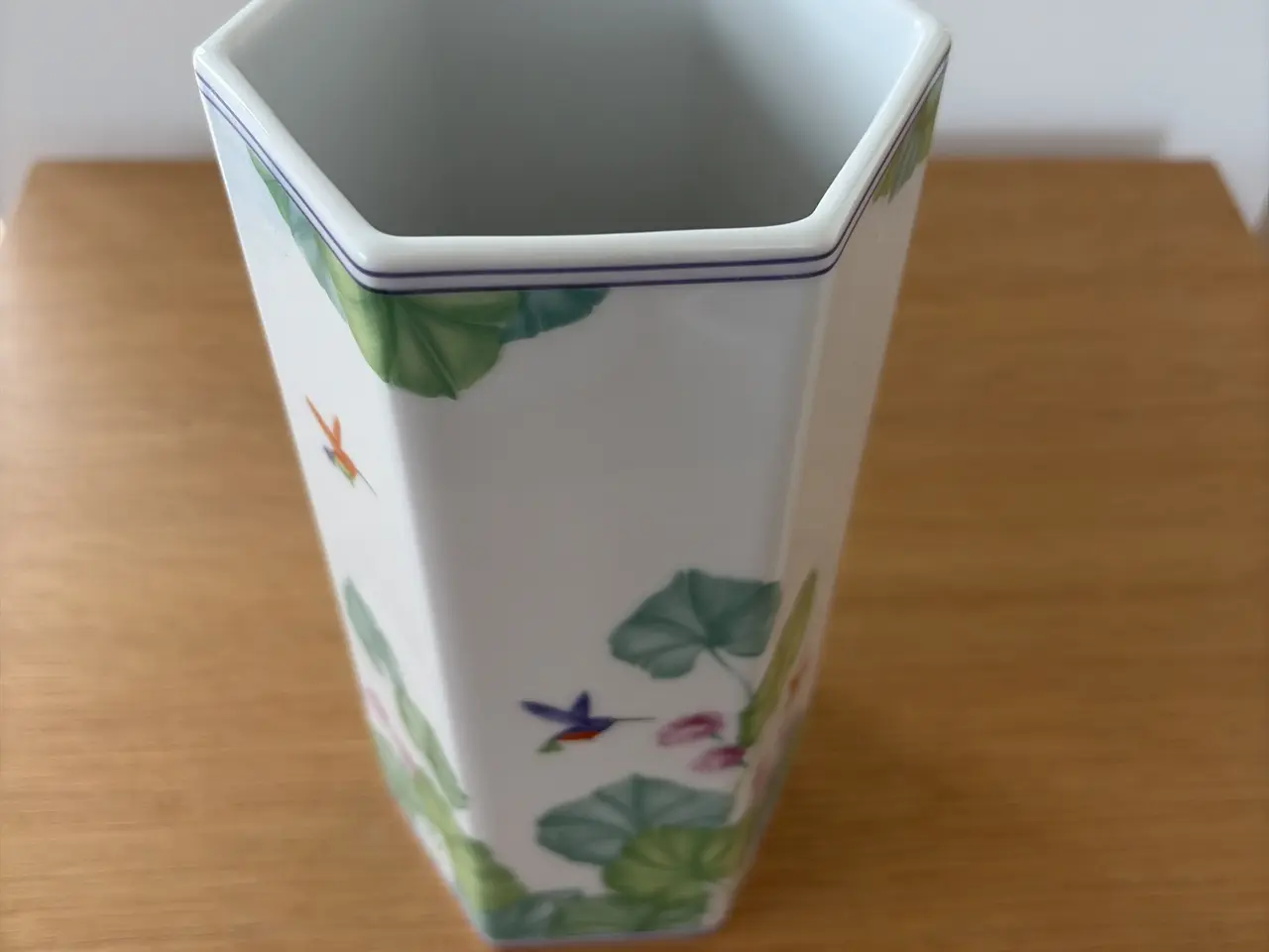 Billede 4 - Royal Copenhagen “Colibri” sekskantet porcelænsvas