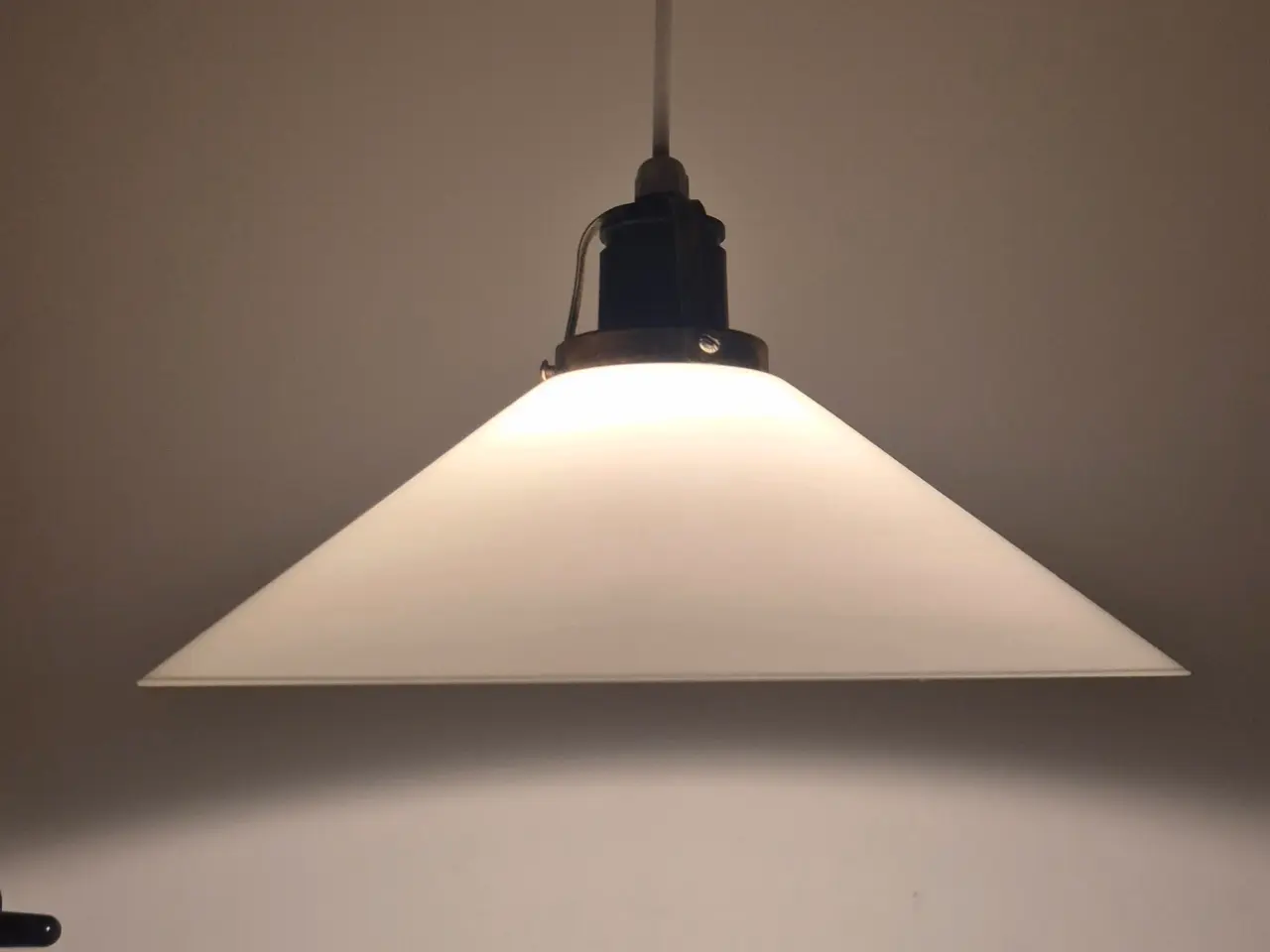Billede 5 - Smuk skomagerpendel i hvidt glas