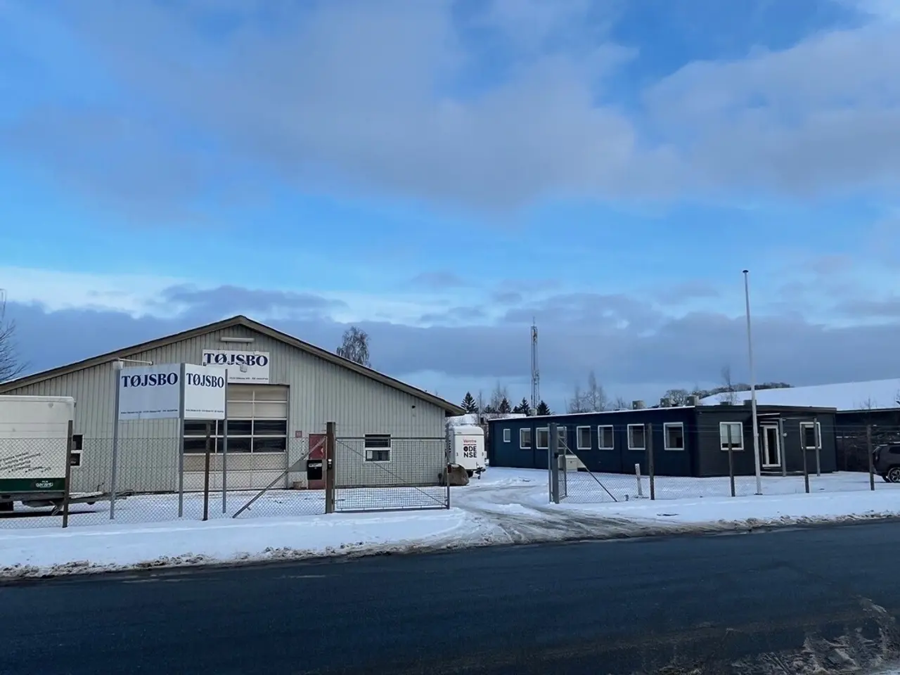 Billede 1 - Lager-/kontorlejemål på indhegnet grund