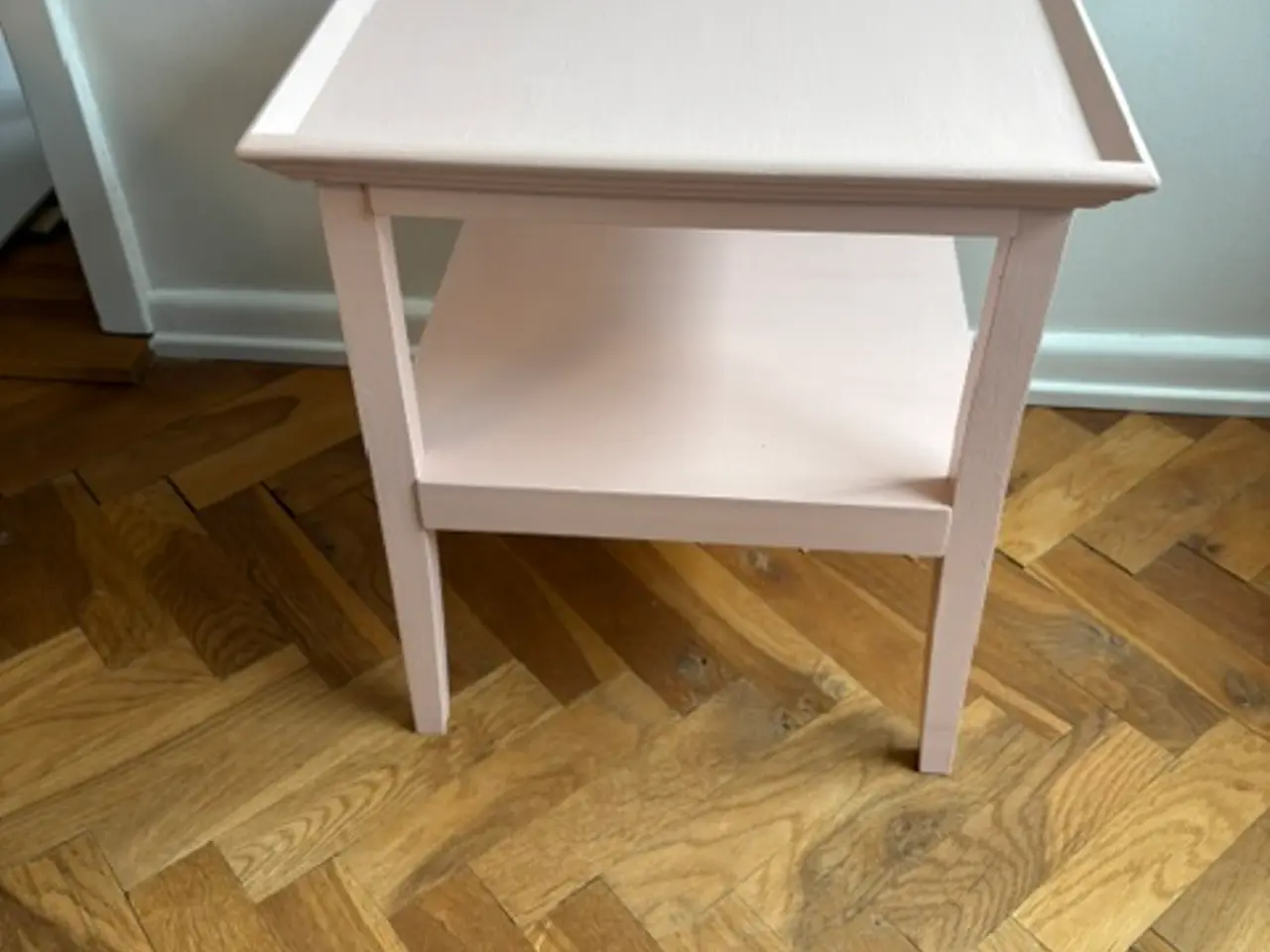 Billede 4 - Lyserød sidebord / natbord med hylde, nymalet