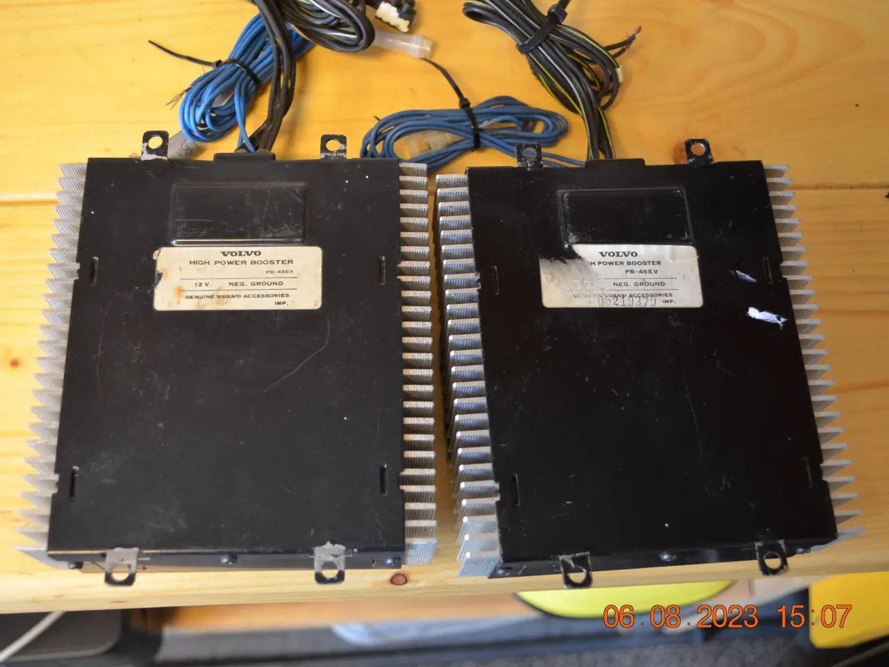 Billede 1 - 2 originale Volvo højtaler booster sælges
