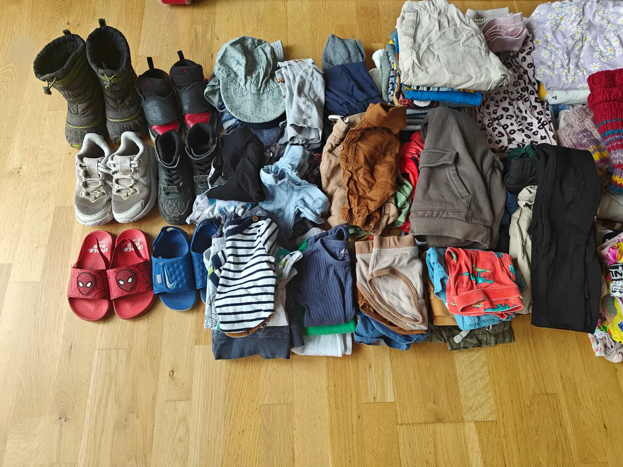 Billede 2 - Kæmpe tøj kasse med dametøj og tøj til børn 17 Kg.