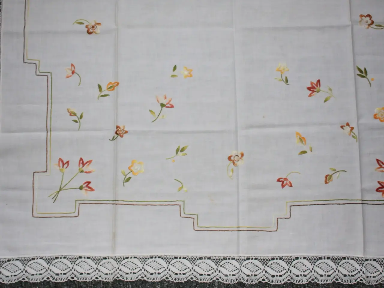 Billede 2 - Lille broderet dug 100 x 100 cm