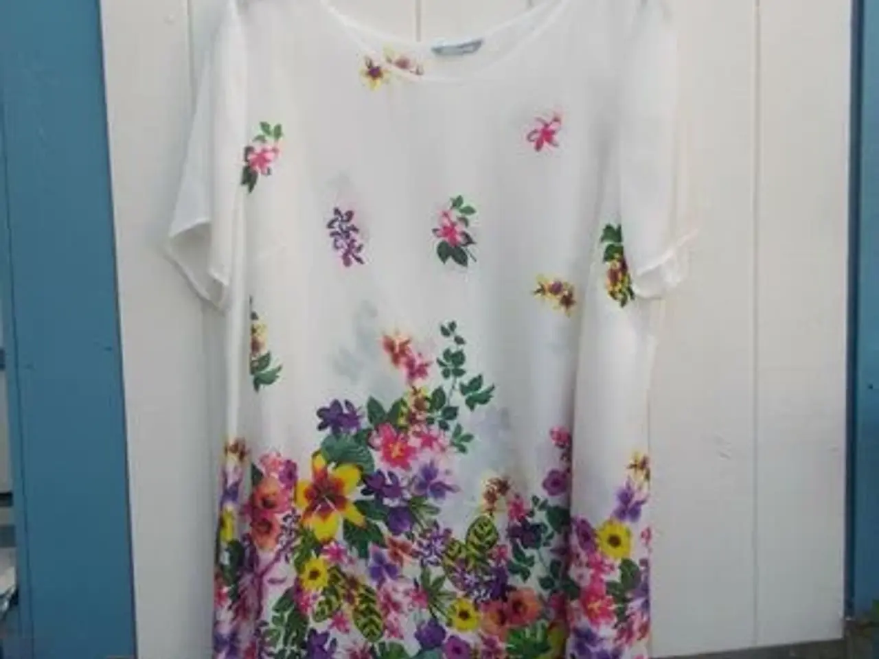 Billede 1 - kjole med blomster/Str: 2XL (44-46)