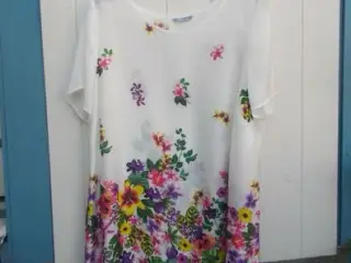 kjole med blomster/Str: 2XL (44-46)