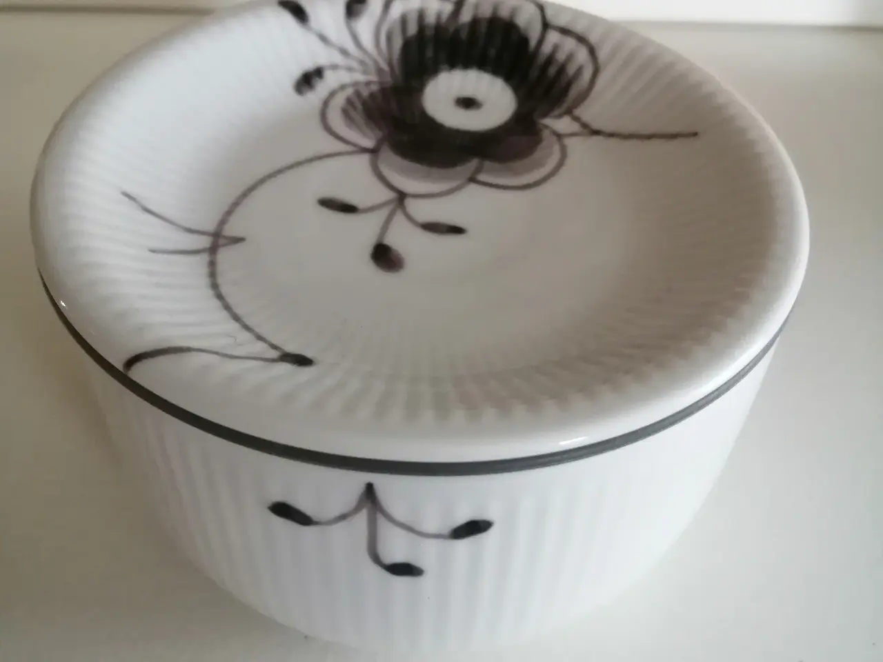 Billede 2 - Royal Copenhagen mega sort krukker 