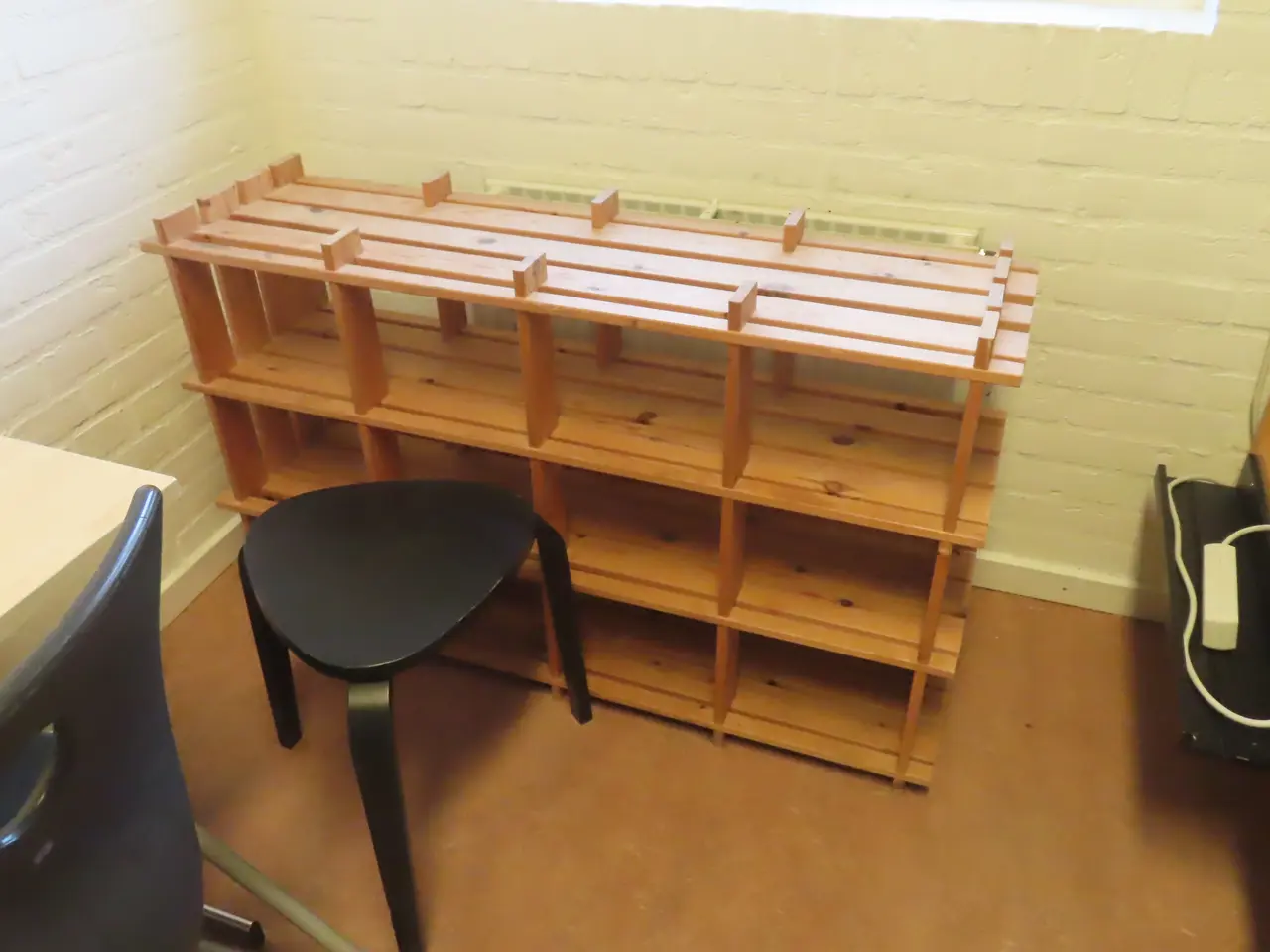 Billede 2 - Indhold på værelse af bord, køjeseng, skab mv.