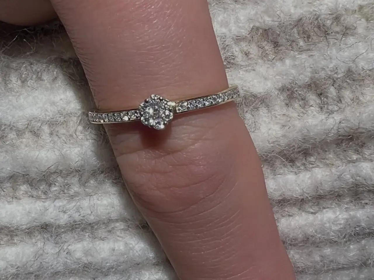 Billede 6 - Smuk feminin guld ring med diamanter