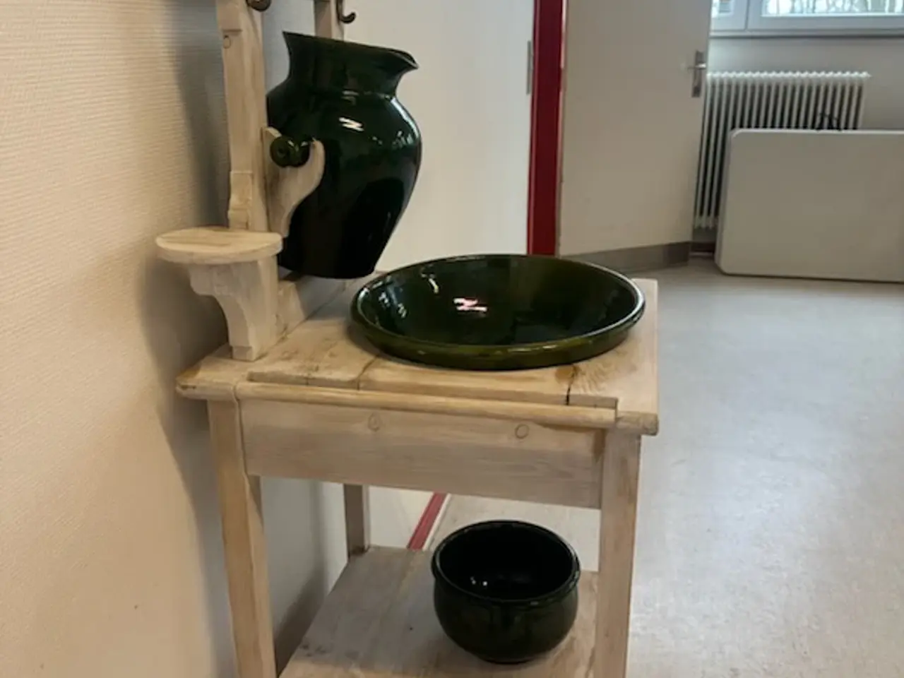 Billede 3 - Vaskestel på træbord med grøn kande og fad