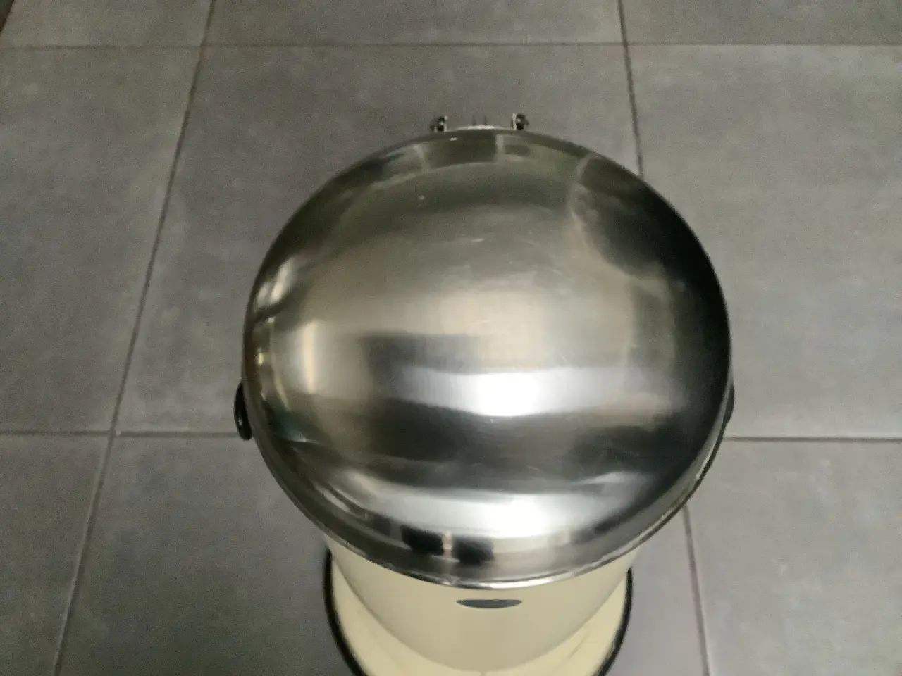 Billede 2 - Cremefarvet Vipp skraldespand 53 cm høj
