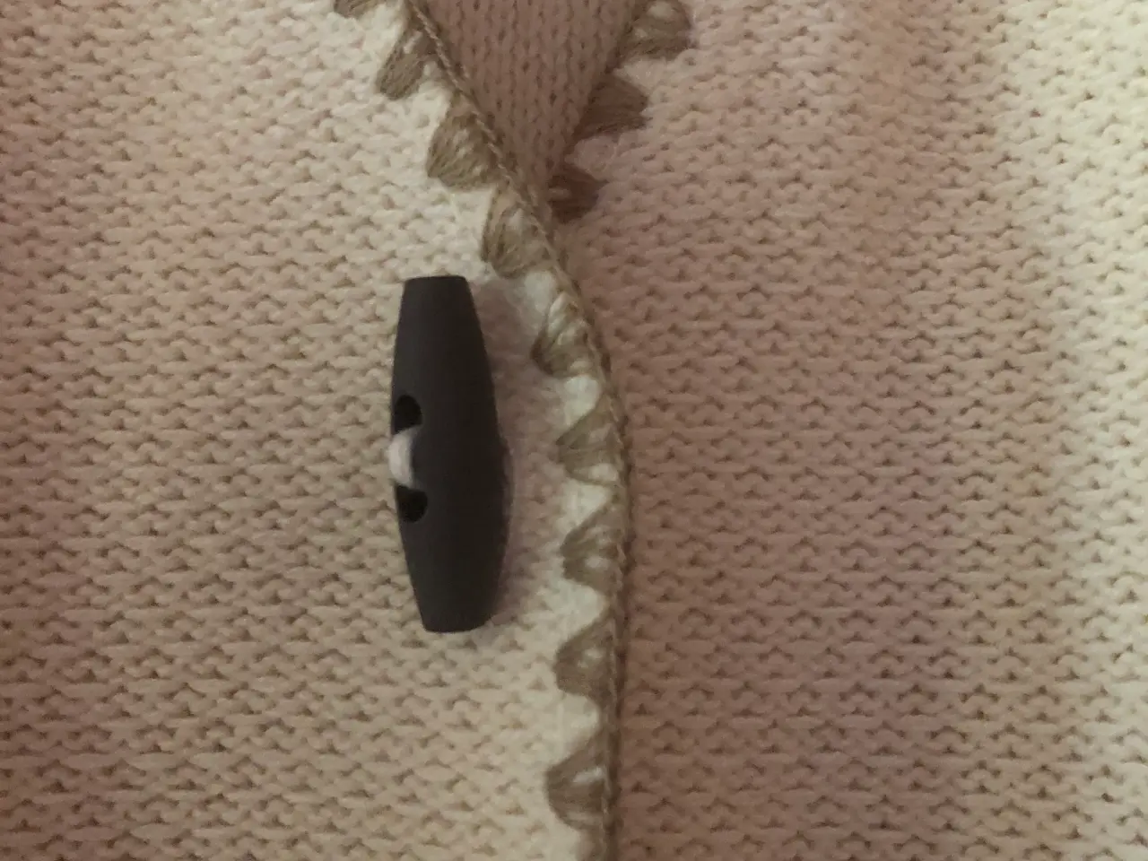 Billede 2 - Cardigan i beige med brunlige frynser