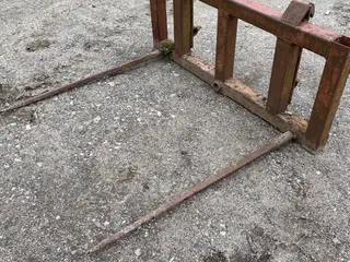 Bale spear attachment