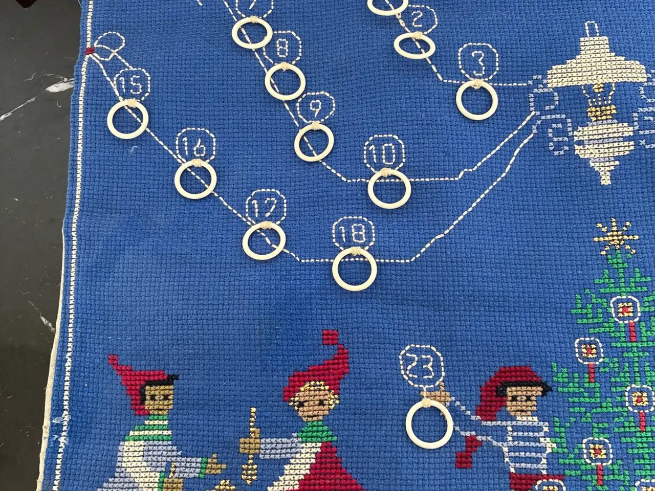 Billede 3 - Gammel broderet julekalender