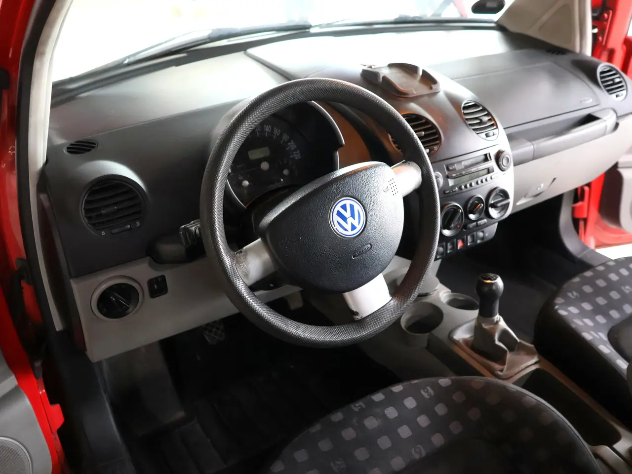 Billede 14 -  VW Beetle 2,0 benzin. årg 1998. Synet 01/10-2025.