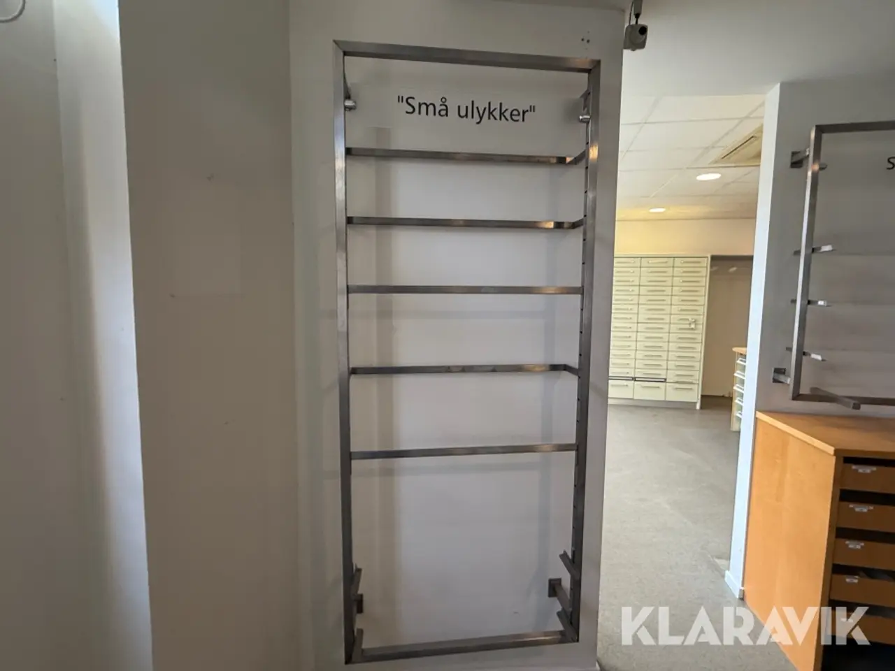 Billede 2 - Komplet apoteksinventar med skuffesystemer, reoler og arbejdsborde