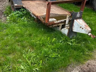 Maskintrailer sælges