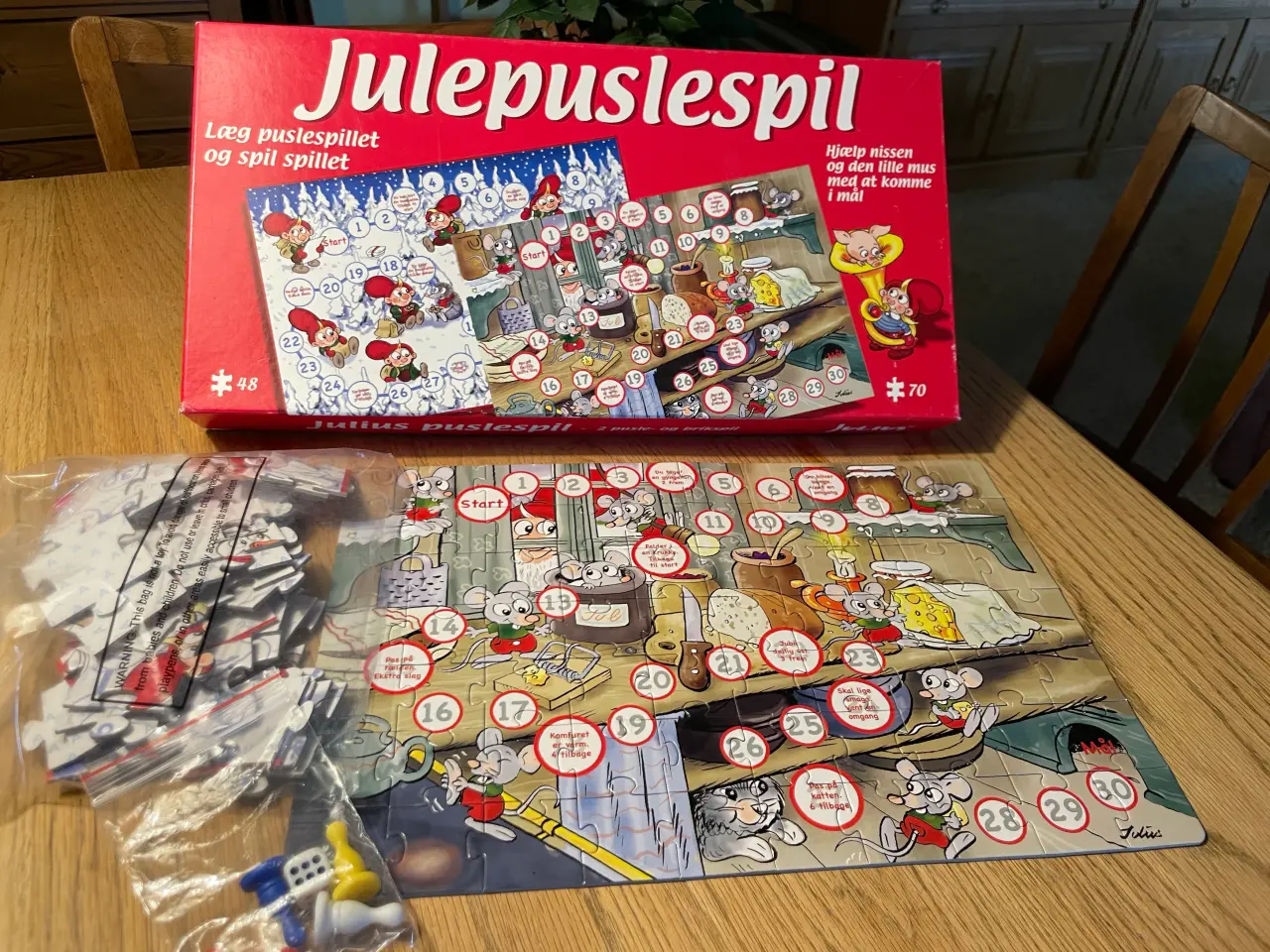 Billede 1 - Julepuslespil - hjælp nissen med at komme i mål