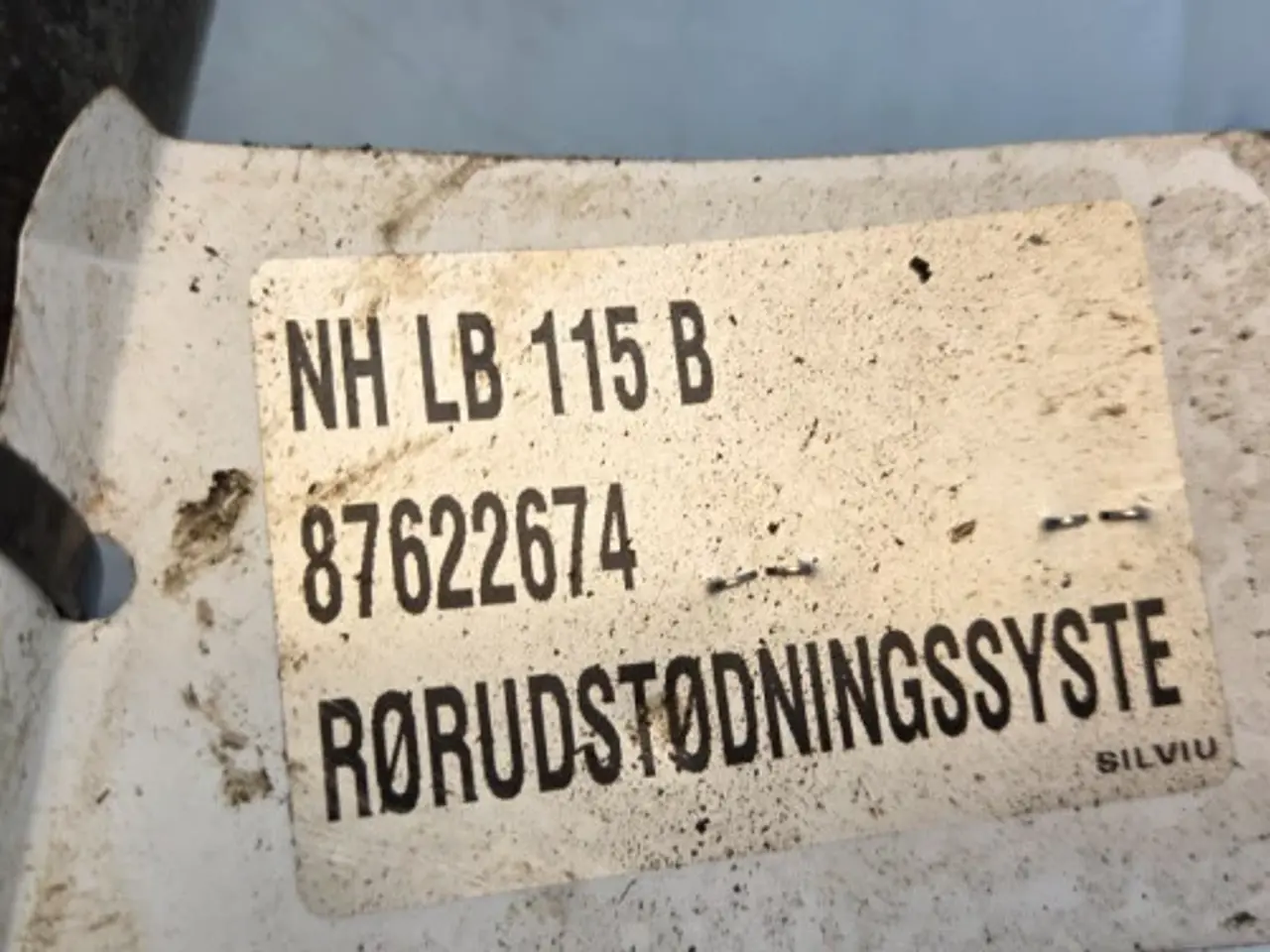Billede 13 - New Holland LB115B Udstødningsrør 87622674