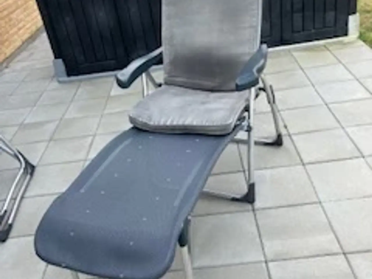 Billede 2 - campingbord og 2 stole med skamler