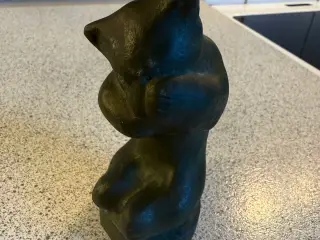 Bronze skulptur af bjørn