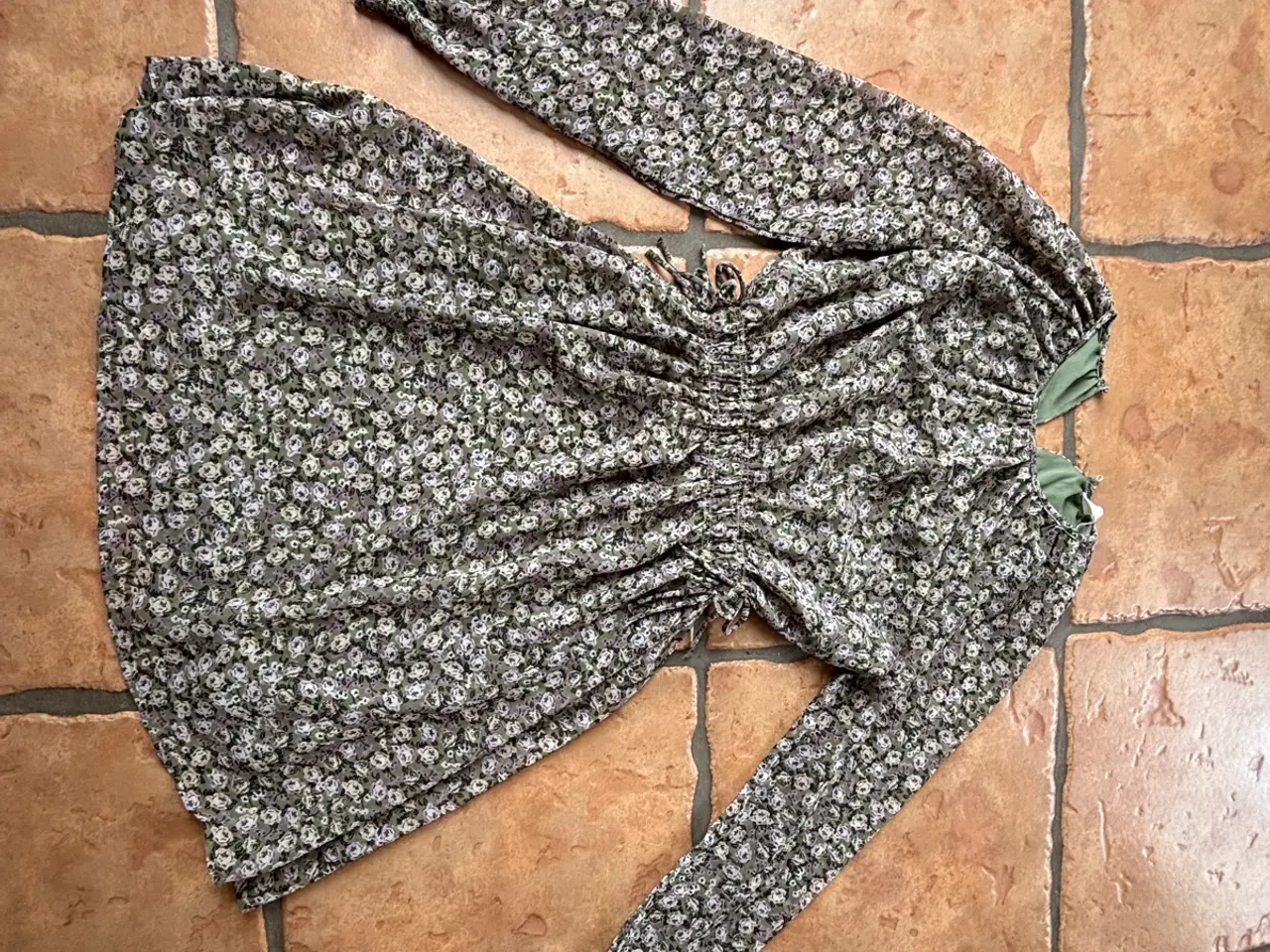 Billede 1 - H&M kjole i polyester, str 152, grøn små blomster