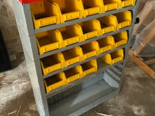 Bil reol passer til en transporter.