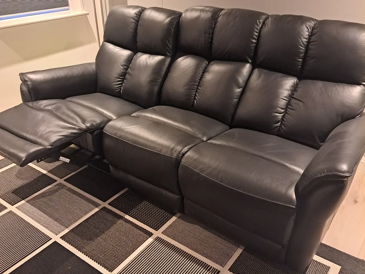 Billede 4 - Sort læder sofa med indbygget fodskammel.