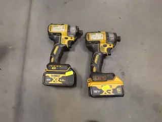2 stk. Akku håndværktøj DEWALT DCF887 med 2 stk. Batterier