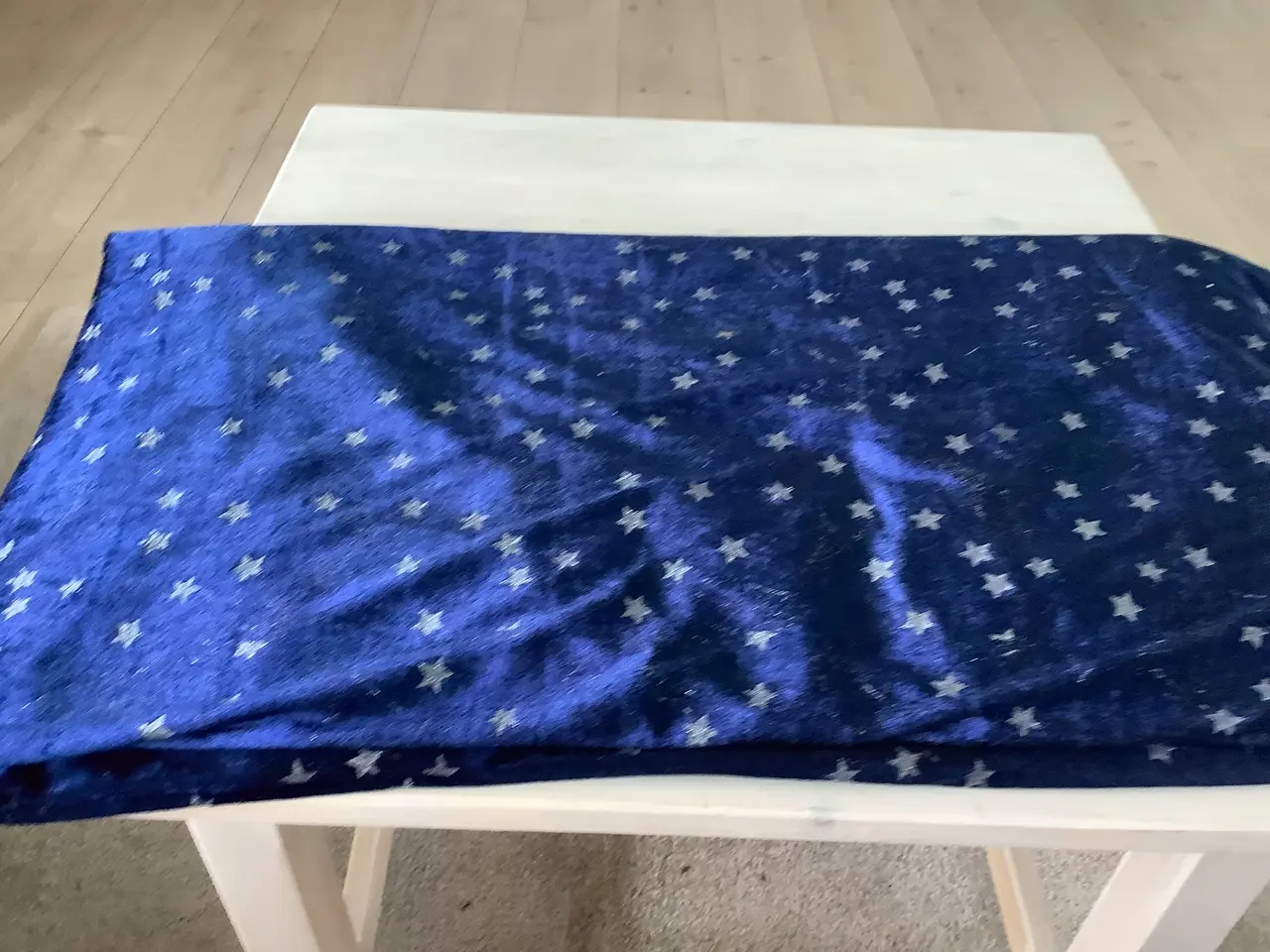 Billede 4 - Dug stribet blå/ lyseblå i velour. Eller en blå 