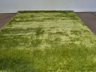 Grønt shaggy tæppe sælges