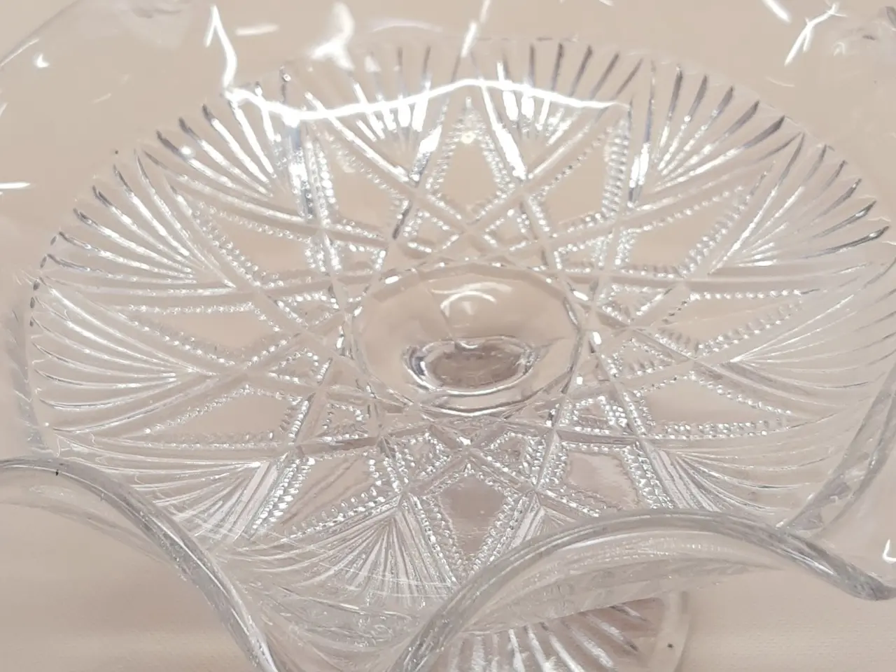 Billede 2 - Smuk vintage kageopsats i presset glas.