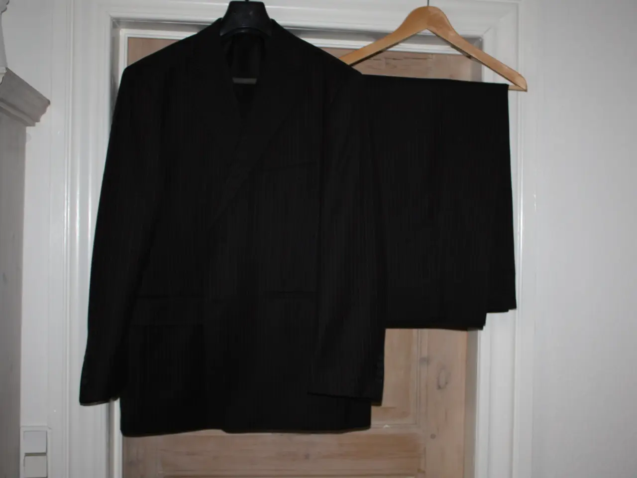 Billede 1 - Jakkesæt Pre End str.26 sort med striber 50% wool