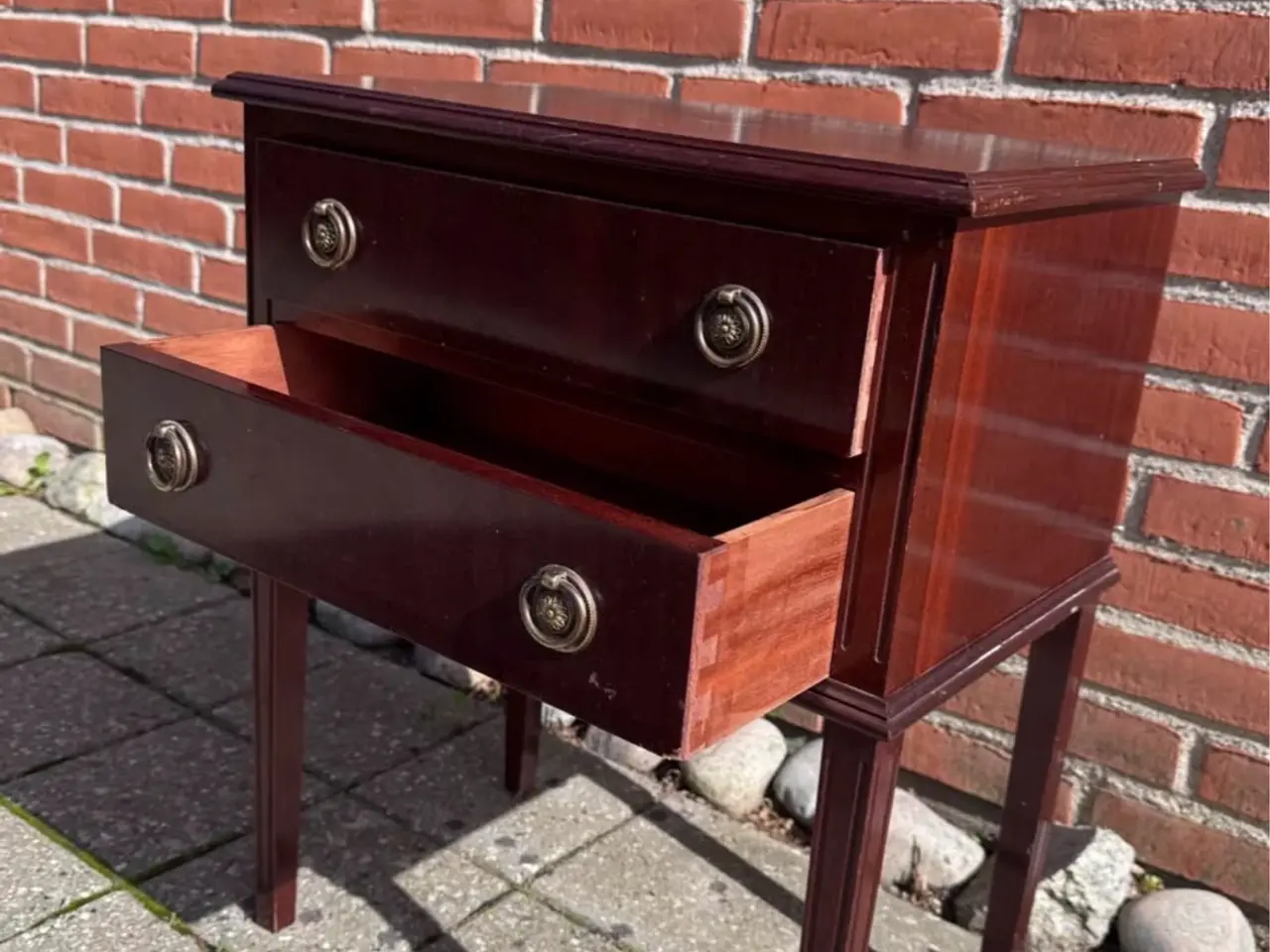 Billede 1 - Vintage kommode i mørkt træ – 2 skuffer