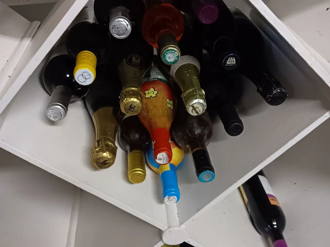 Billede 3 - Vinreol i hvidmalet fyrretræ 
