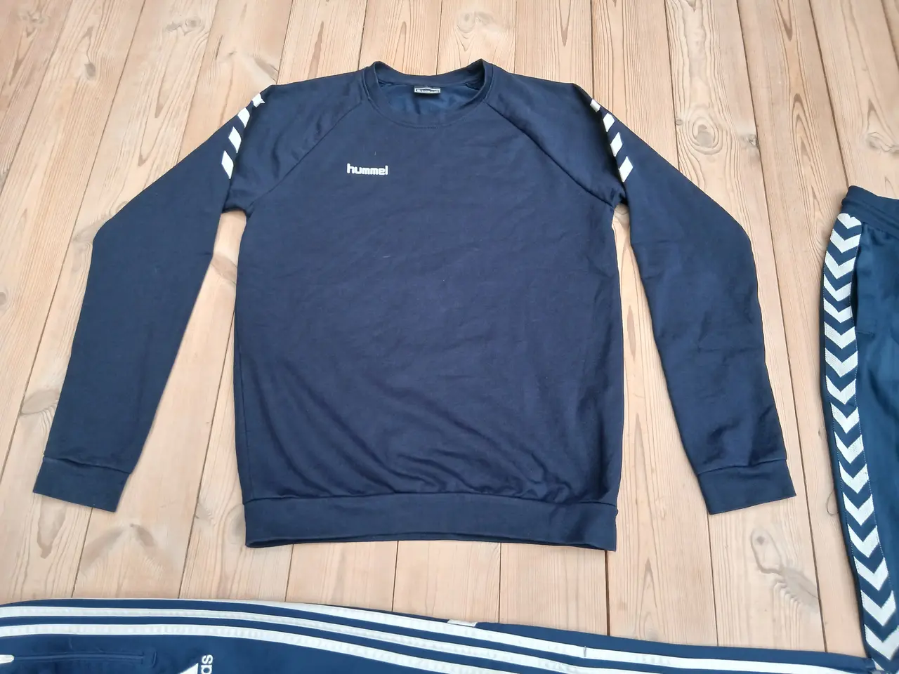 Billede 2 - STR 176 HUMMEL og str 12/14 år Adidas - læs tekst