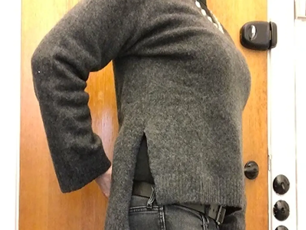 Billede 2 - LÆKKER SWEATER - mørkegrå - med GYLDNE STEN
