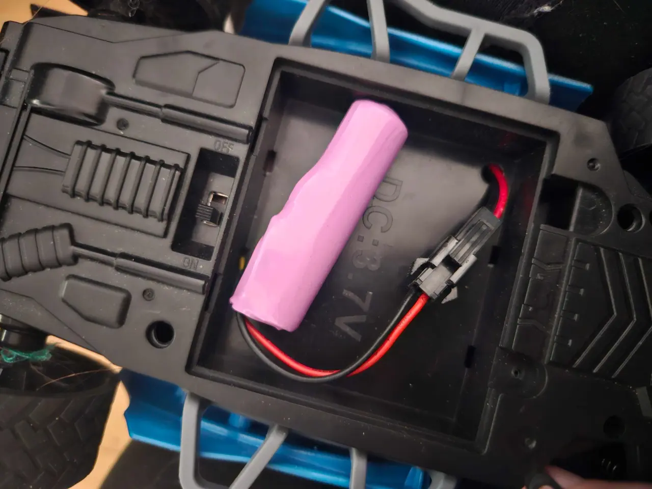 Billede 2 - Legetøjs bil med batteri