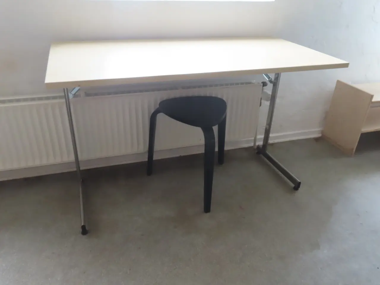 Billede 3 - Indhold på værelse af bord, køjeseng, skab mv.