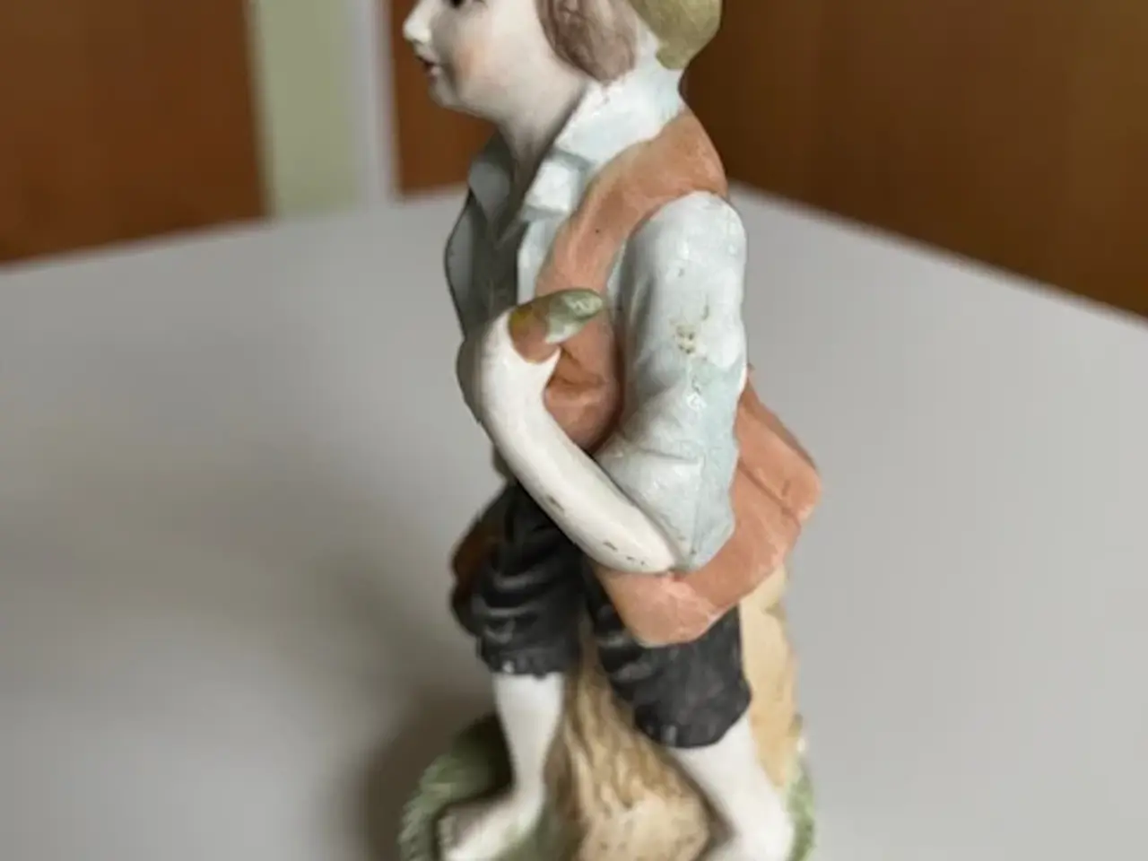 Billede 2 - DRENGEFIGUR MED HAT OG KURV